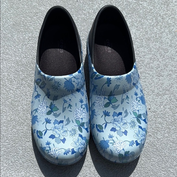 ✨Host pick✨CROCS Dual Comfort   floral clogs - Picture 2 of 10